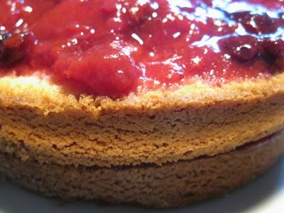 Torta Margherita allo yogurt senza zucchero e composta di frutta mista Torta Margherita allo yogurt senza zucchero e composta di frutta mista