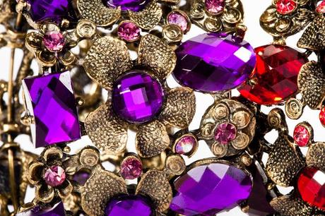 gioielli e pietre preziose in viola rosso e oro