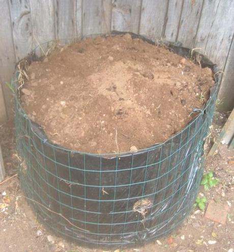 Compostaggio con i resti dei pomodori Compostaggio con i resti dei pomodori