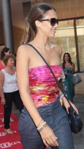 Jessica Alba con un top foulard di Salvatore Ferragamo