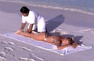 Il massaggio in spiaggia costa caro in Italia : 100 Euro di multa ad una turista slovacca