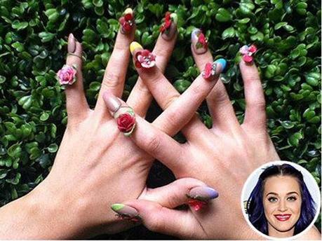 KATY PERRY E LA MANICURE FLORAL