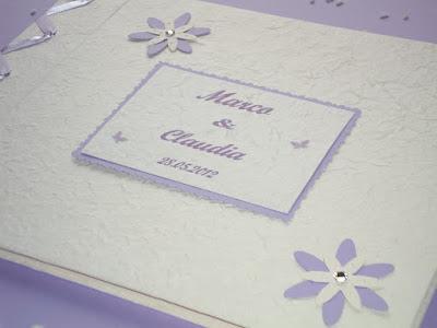 Wedding guestbook con fiori lilla e bianchi, decorati a pois in rilievo Wedding guestbook con fiori lilla e bianchi, decorati a pois in rilievo