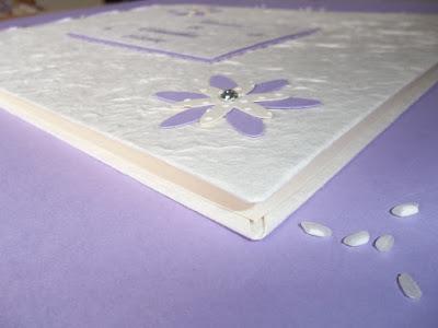 Wedding guestbook con fiori lilla e bianchi, decorati a pois in rilievo Wedding guestbook con fiori lilla e bianchi, decorati a pois in rilievo