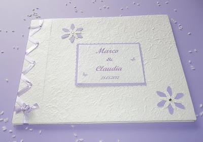 Wedding guestbook con fiori lilla e bianchi, decorati a pois in rilievo Wedding guestbook con fiori lilla e bianchi, decorati a pois in rilievo