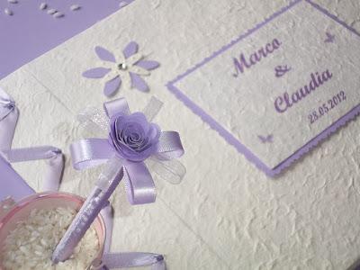 Wedding guestbook con fiori lilla e bianchi, decorati a pois in rilievo Wedding guestbook con fiori lilla e bianchi, decorati a pois in rilievo