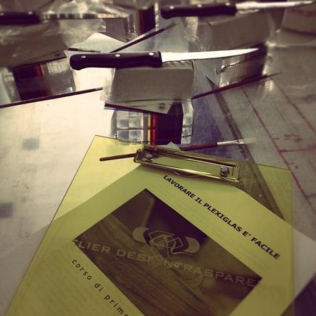 Workshop plexiglass: Realizzare un oggetto in metacrilato. Workshop plexiglass: Realizzare un oggetto in metacrilato.