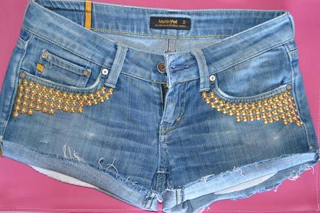 DIY: How to make studded shorts/ Fai da te: Come realizzare shorts con borchie