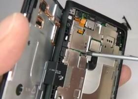 Come fare per smontare la batteria e il display del Lumia 900. Come fare per smontare la batteria e il display del Lumia 900.