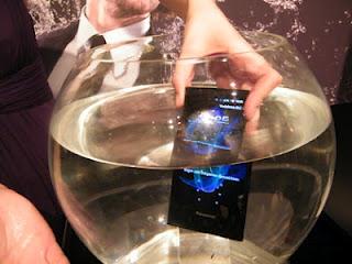 Panasonic ELUGA: Lo smartphone subacqueo che fa un buco nell'acqua!