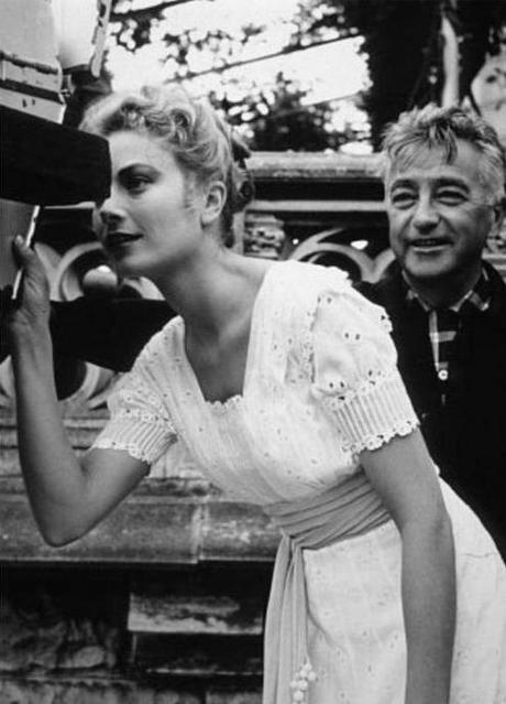 una immagine di Grace Kelly 1929 1982 e Charles Vidor 1900 1959 sul set de Il cigno 1956 su 27 luglio 1900: Nasce Charles Vidor