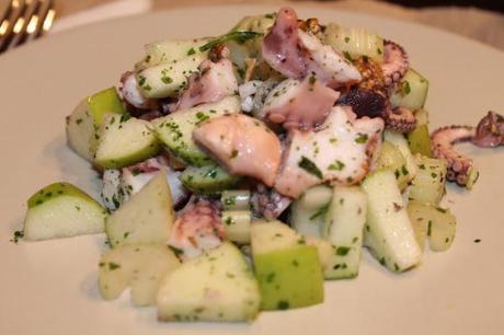 Insalata di polpo con mela verde, sedano e noci