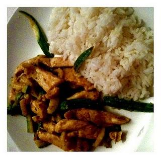 POLLO AL CURRY CON VERDURA & RISO THAILANDESE