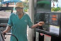 Un consumatore Fijiano si fa benzina non troppo convinto