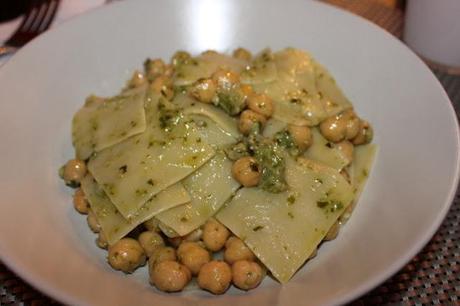 Pasta e ceci al profumo di pesto