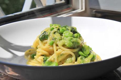 Spaghetto con crema di zucchine, fave e piselli.