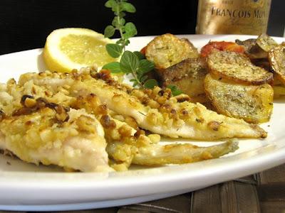 UN BACIO DI SABBIA IN UN CALDO SABATO DI FINE LUGLIO - SCALOPPE DI BRANZINO RICOPERTE DI PINOLI CON PATATE E POMODORINI AL FORNO UN BACIO DI SABBIA IN UN CALDO SABATO DI FINE LUGLIO - SCALOPPE DI BRANZINO RICOPERTE DI PINOLI CON PATATE E POMODORINI AL FORNO
