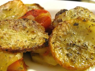 UN BACIO DI SABBIA IN UN CALDO SABATO  DI FINE LUGLIO - SCALOPPE DI BRANZINO RICOPERTE DI PINOLI CON PATATE E POMODORINI AL FORNO