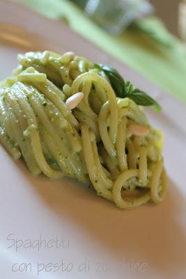 Spaghetti con pesto di zucchine