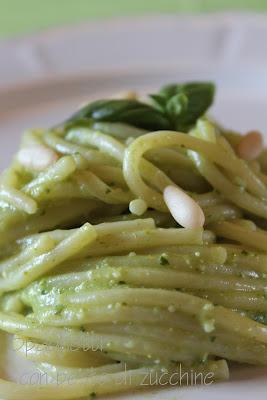 Spaghetti con pesto di zucchine