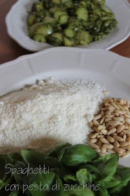 Spaghetti con pesto di zucchine