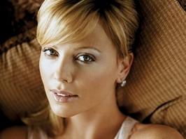 Una stupenda Charlize Theron oggi 7 agosto 2012 compie gli anni - Auguri Charlize