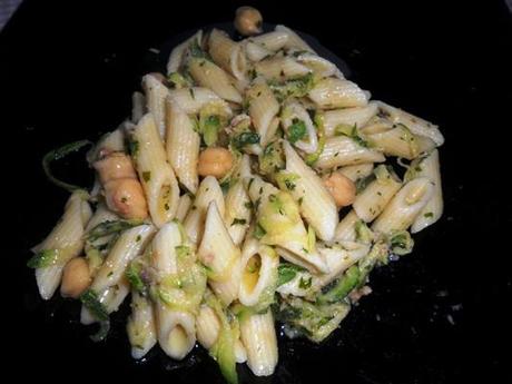 pasta-fredda-con-ceci-zucchine-e-salmone