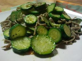 Pasta di Grano Saraceno, Zucchine e Pesto