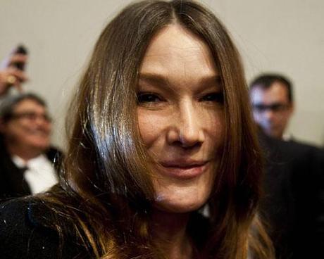 Carla Bruni prima e dopo il botox. E la vaga somiglianza con un chipmunk.