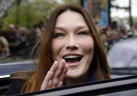 Carla Bruni prima e dopo il botox. E la vaga somiglianza con un chipmunk.