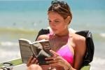 Nicole Minetti in bikini rosa sulla spiaggia a Malibu