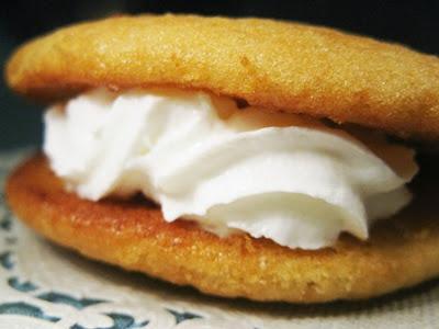 Un dolcetto per ferragosto ovvero: Whoopie pie allo sciroppo d'agave e panna