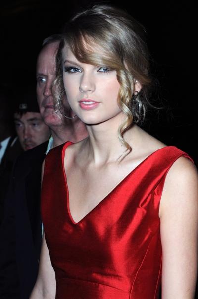 Taylor Swift per il suo quarto disco vede… rosso