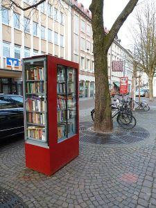 Cosa??! Uno scaffale dei libri in mezzo alla piazza?!