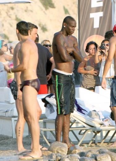 MARIO BALOTELLI SINGLE A IBIZA 