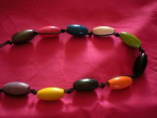 Una collana in legno: facile, veloce, colorata. Tutorial / Le collier en bois laqué. Tutorial