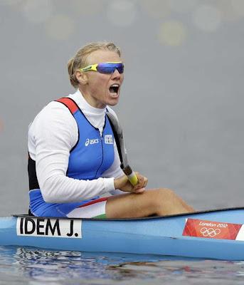 Patacca sta sotto passera... Patacca sta sotto passera...