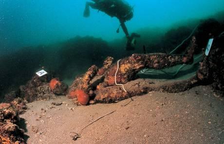 Scultura in bronzo dorato nel mare di Calabria