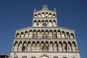 Lucca, un giorno tra chiese, monumenti e vicoli del centro storico