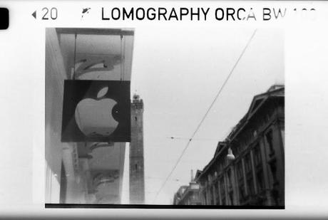 Turisti a Bologna in formato 110 con Lomography Orca! Turisti a Bologna in formato 110 con Lomography Orca!