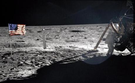 La Luna piange, addio a Neil Armstrong