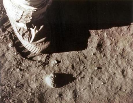 La Luna piange, addio a Neil Armstrong