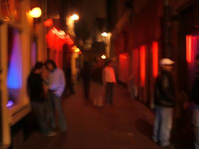 Botta e risposta fra il cardinale Sepe e De Magistris sulla Napoli a luci rosse. Detto fra noi è solo un problema di “case”. Botta e risposta fra il cardinale Sepe e De Magistris sulla Napoli a luci rosse. Detto fra noi è solo un problema di “case”.