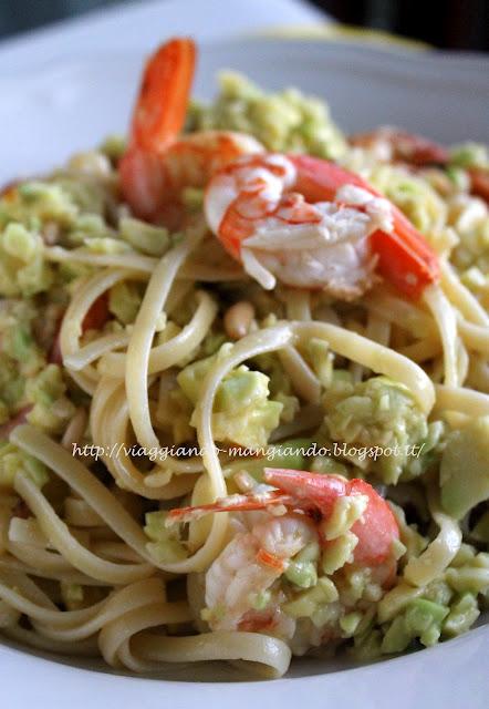 TRENETTE CON PESTO DI AVOCADO, GAMBERI E PEPERONCINO