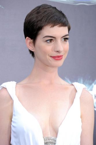 GET THE LOOK // Anne Hathaway “The Dark Knight Rises” NY Première