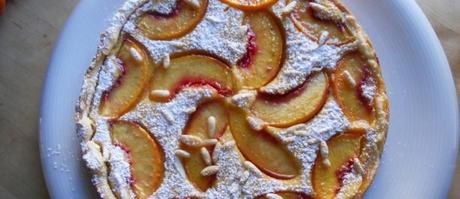 torta di yogurt di soia, pesche e maracuya