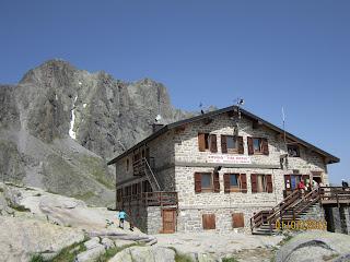 Rifugio Tita Secchi e il Lago della Vacca