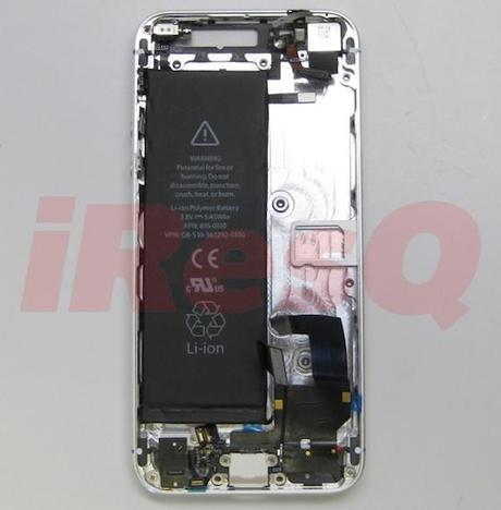Foto della nuova batteria di iPhone 5 e confronto batteria iPhone 4S