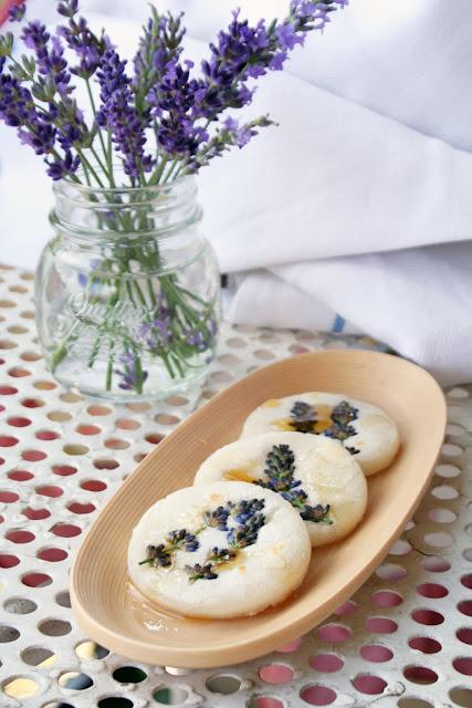 Tortine di mochi alla lavanda e... imminente partenza per la Cina! Tortine di mochi alla lavanda e... imminente partenza per la Cina!