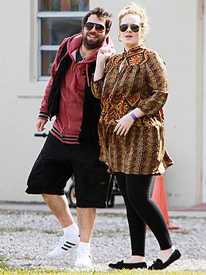 Adele Incinta a Passeggio con il Pancione